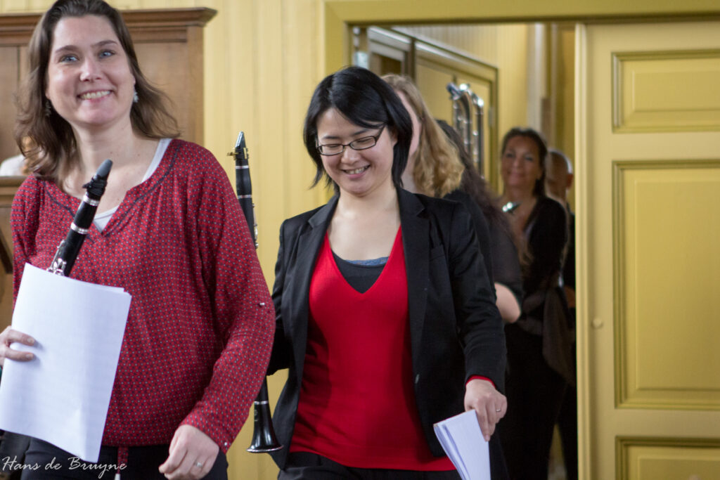 浅原ルミ子のクラリネットレッスンでは、いわゆる音楽大学の門下によるしがらみがありません。国内で音大に行かず、直接オランダに留学したためしがらみがありません。さまざまな国から来た学生たちとの交流、そして、遠いオランダで「外国人」として過ごした体験から、生徒のみなさんと「対等で平等」に接し、一緒に勉強していきます。